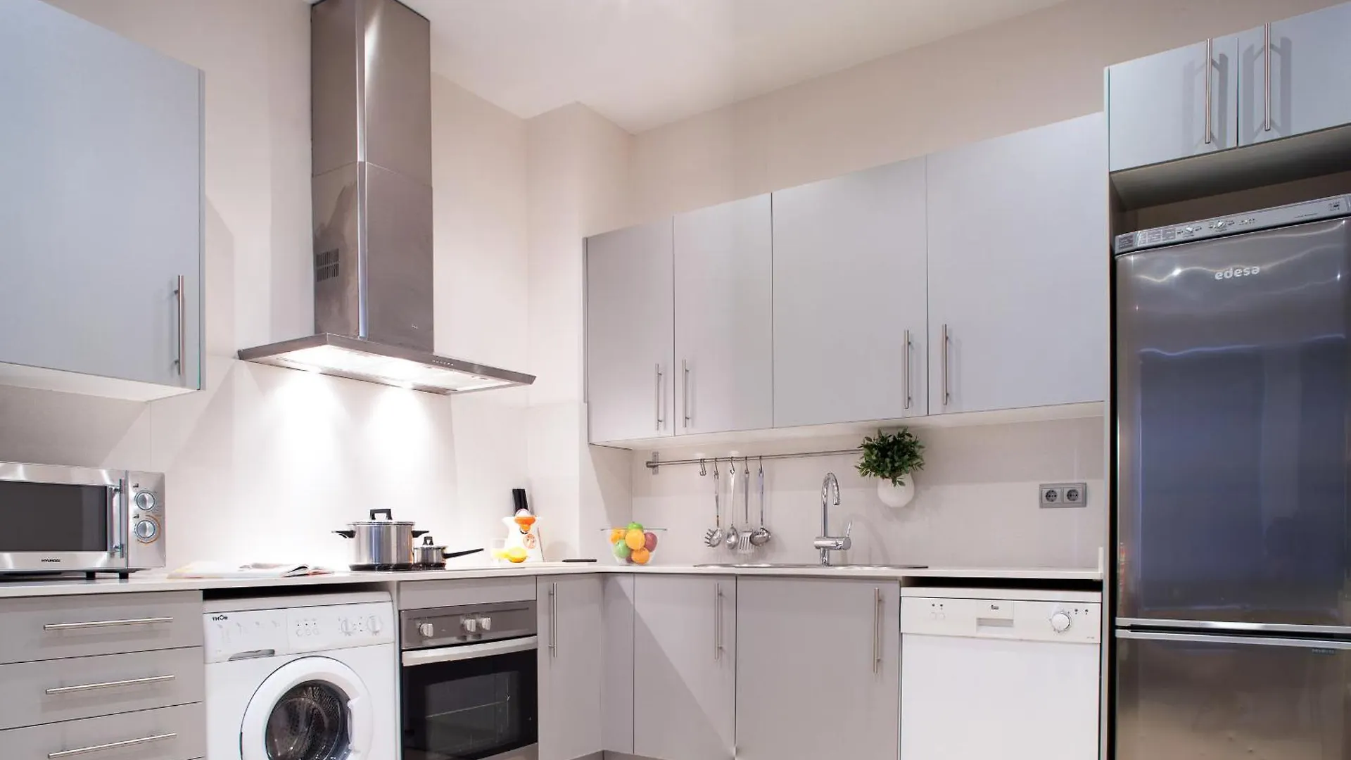 Feelathome Mozart Apartments Barcelona 0*,  Spain